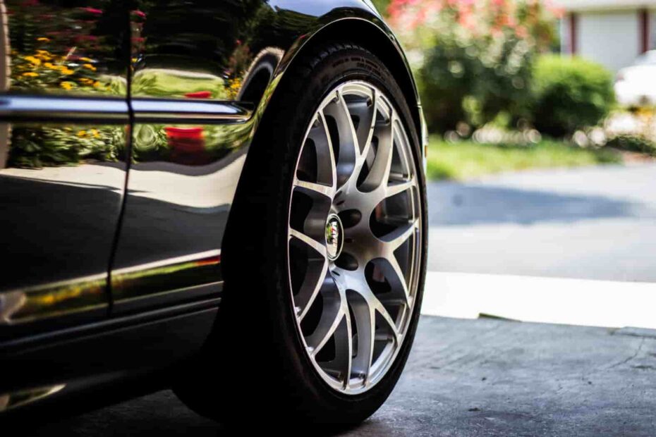 Comment nettoyer des pneus de voiture ?
